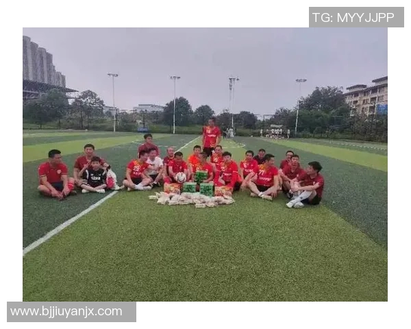 美女沉醉于足球明星的精彩踢球瞬间，感受运动魅力与青春激情交织的美好时光